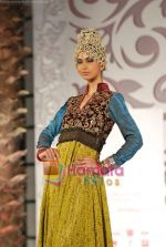 Model walks the ramp for Vikram Phadnis at Aamby Valley India Bridal Week day 4 on 1st Nov 2010 (18).JPG